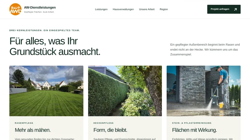 Die drei Kernleistungen Rasenpflege, Heckenpflege und Pflasterreinigung als Karten mit Fotos