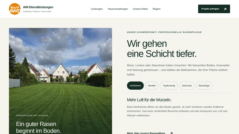 Abschnitt zur Rasenpflege mit Foto und Auswahl der Verfahren wie Aerifizieren und Sanden